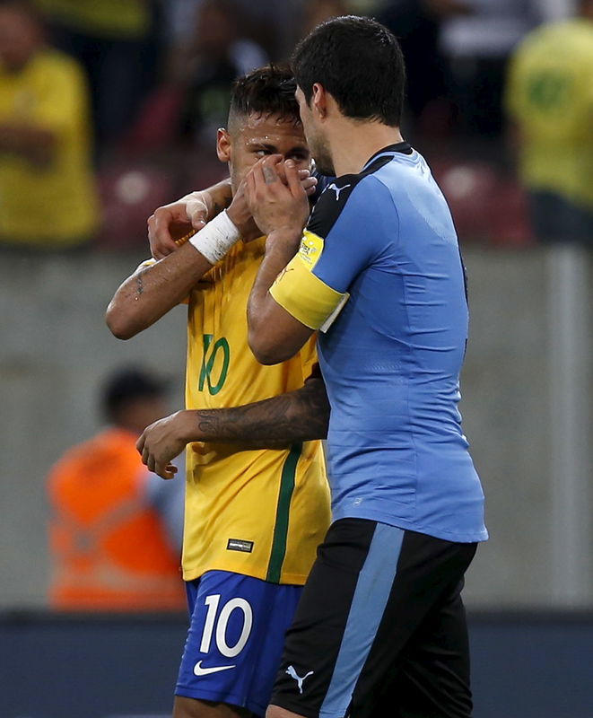 © Reuters. Uruguay remonta y empata 2-2 ante Brasil con gol de Luis Suárez