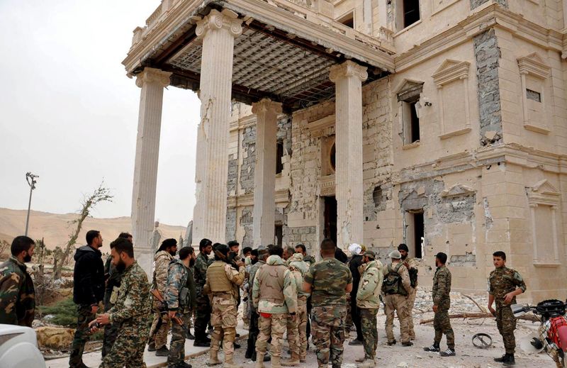 © Reuters. الجيش السوري يقاتل لاستعادة تدمر بعد السيطرة على القلعة