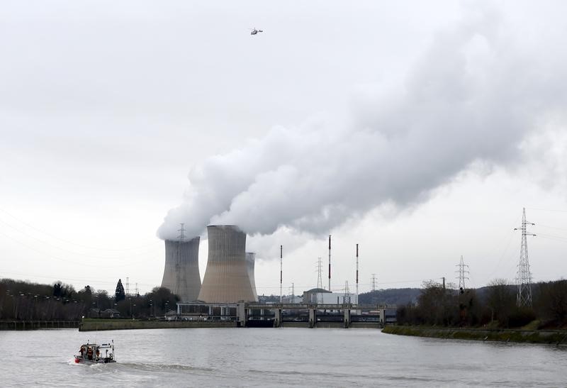© Reuters. Matan y roban pase de seguridad a guardia de planta nuclear belga