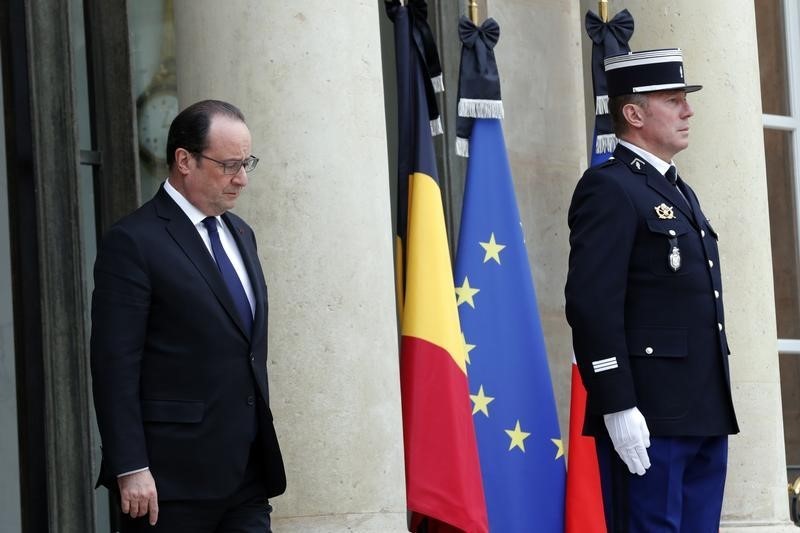 © Reuters. LA BAISSE DES COTES DE HOLLANDE ET VALLS S'ACCENTUE