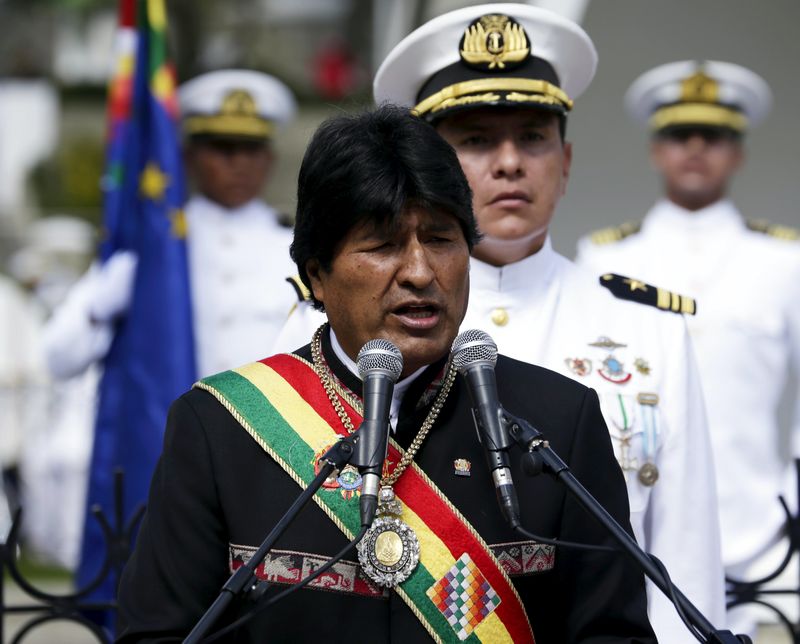 © Reuters. Imagen de archivo del presidente de Bolivia, Evo Morales, hablando durante una ceremonia para conmemorar el "Día del Mar" en La Paz