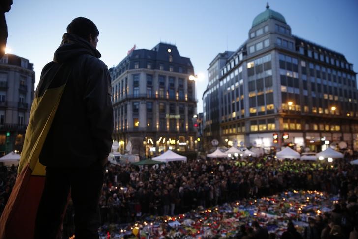 © Reuters. Gente se reúne para rendir tributo a las víctimas de los ataques con bomba del martes en Bruselas