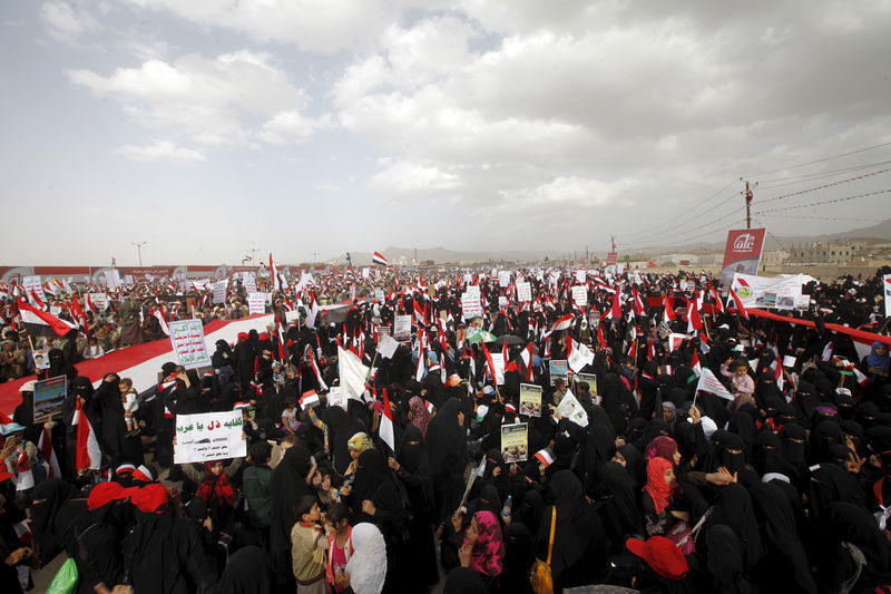 © Reuters. عشرات آلاف اليمنيين يحيون ذكرى بدء الحرب وينددون بالهجوم بقيادة السعودية