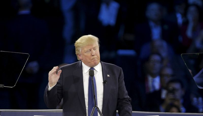 © Reuters. El aspirante a la nominación presidencial del Partido Republicano de Estados Unidos, Donald Trump, habla ante la sesión general del Comité de Asuntos Públicos Estadounidense-Israelí en Washington