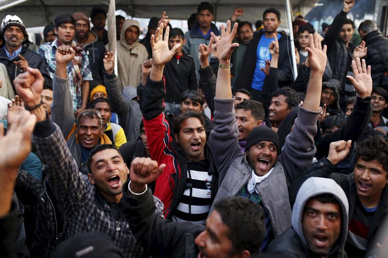 © Reuters. اليونان تعتقل ستة أشخاص لتزويرهم وثائق لطالبي اللجوء