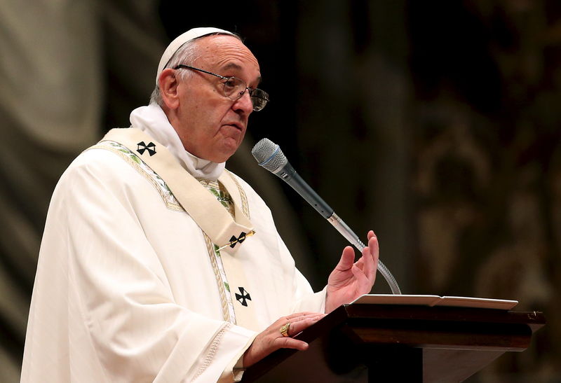 © Reuters. البابا يدعو الكاثوليك في عيد القيامة للتشبث بالأمل