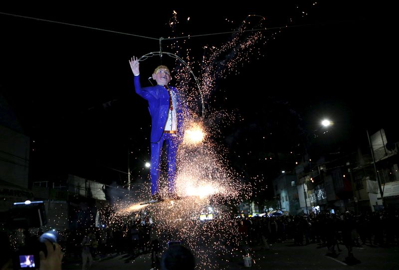 © Reuters. Mexicanos queman una efigie del republicano Donald Trump en Semana Santa