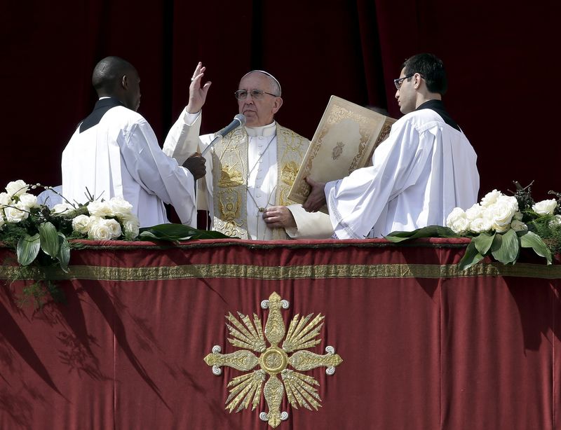 © Reuters. Combatid el mal del terrorismo con las "armas del amor", dice el papa en Pascua