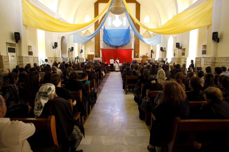 © Reuters. Iraqi Christians attend a Good Friday mass at a church in Baghdad 