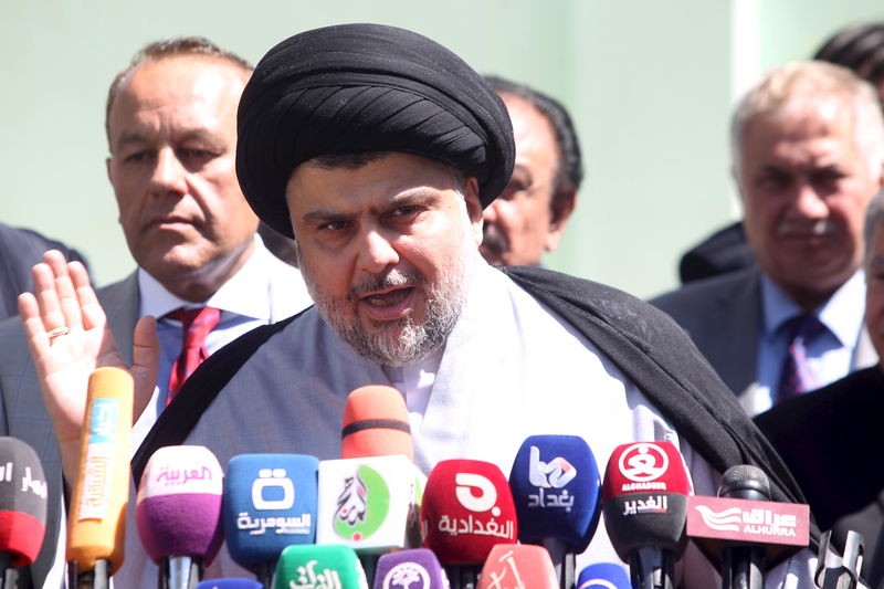 © Reuters. Prominent Iraqi Shi'ite cleric Moqtada al-Sadr speaks during news conference in Najaf