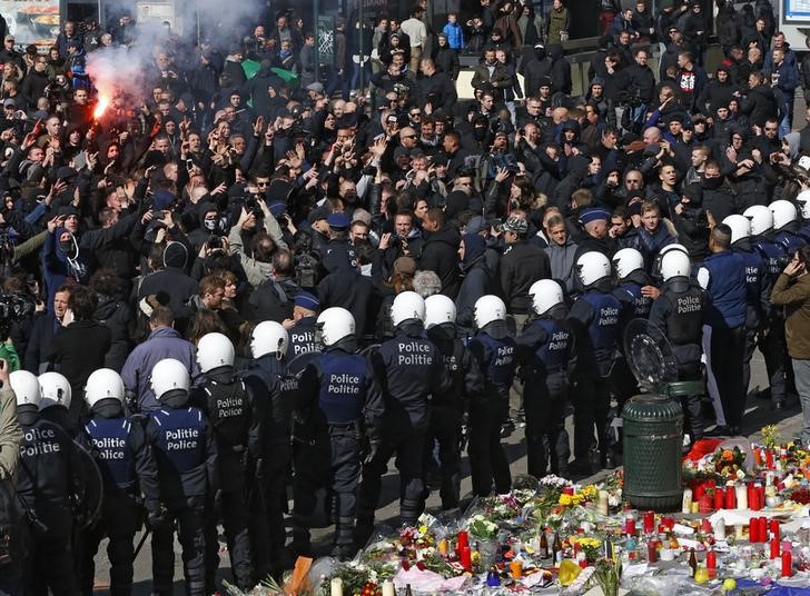 © Reuters. La policía emplea cañones de agua contra manifestantes en Bruselas tras ataques