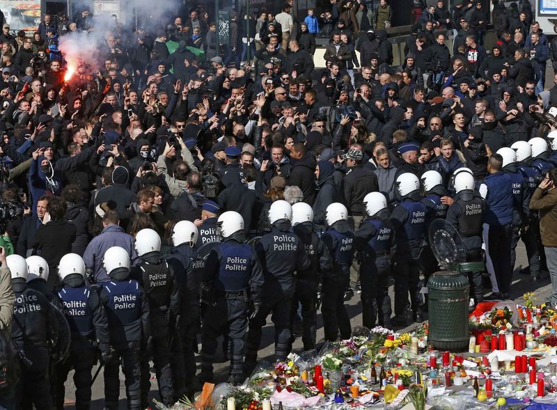 © Reuters. Right-wing demonstrators protest against wave of terrorism in front of the old stock exchange in Brussels