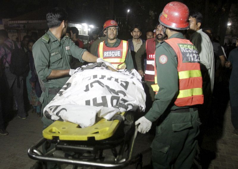 © Reuters. انتحاري يقتل 65 على الأقل معظمهم نساء وأطفال في متنزه بباكستان