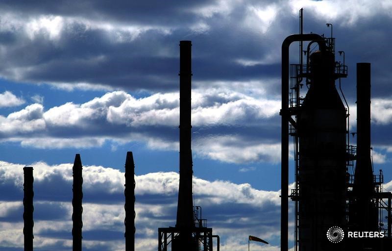 © Reuters. Нефтеперерабатывающий завод в Сиднее