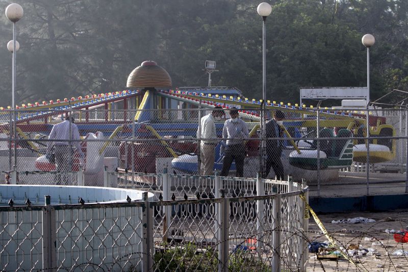 © Reuters. Pakistán busca a responsables de la explosión que dejó al menos 70 muertos