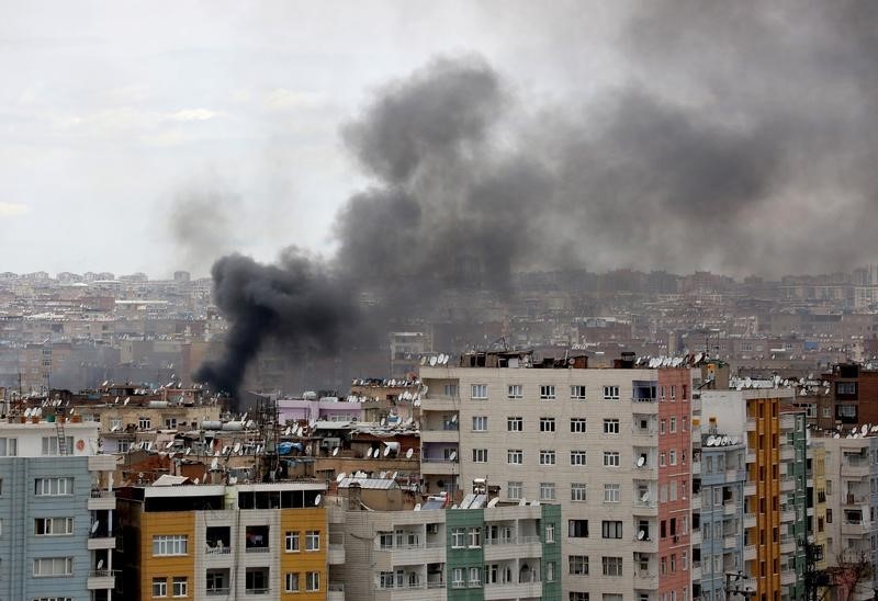 © Reuters. مقتل العشرات في جنوب شرق تركيا ذي الأغلبية الكردية