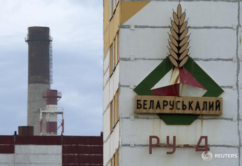 © Reuters. Вывеска на здании шахты Беларуськалия под Солигорском