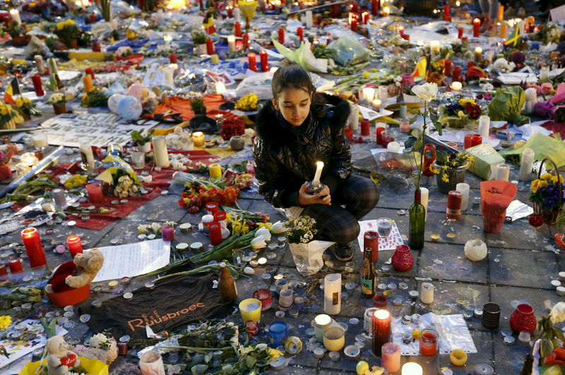 © Reuters. Jovem vista durante homenagem às vítimas de ataques em Bruxelas