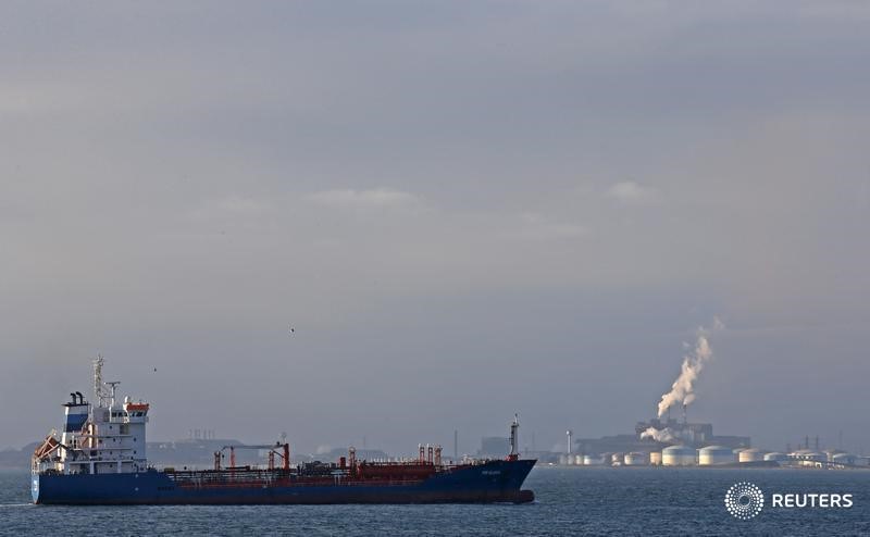 © Reuters. Нефтеналивной танкер у НПЗ DPF и завода ArcelorMittal под Марселем