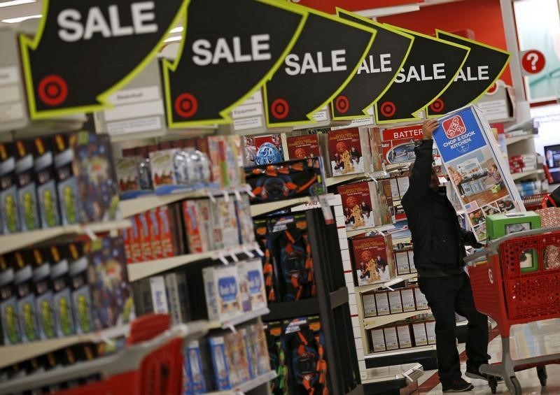 © Reuters. A shopper takes part in Black Friday sales at a Target store in Chicago