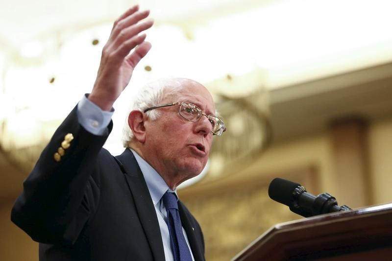 © Reuters. Pré-candidato democrata à Presidência dos EUA Bernie Sanders durante evento no Arizona