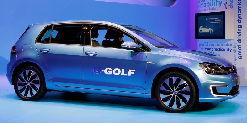 © Reuters. Volkswagen introduces the Volkswagen e-Golf electric car at the Los Angeles Auto Show in Los Angeles