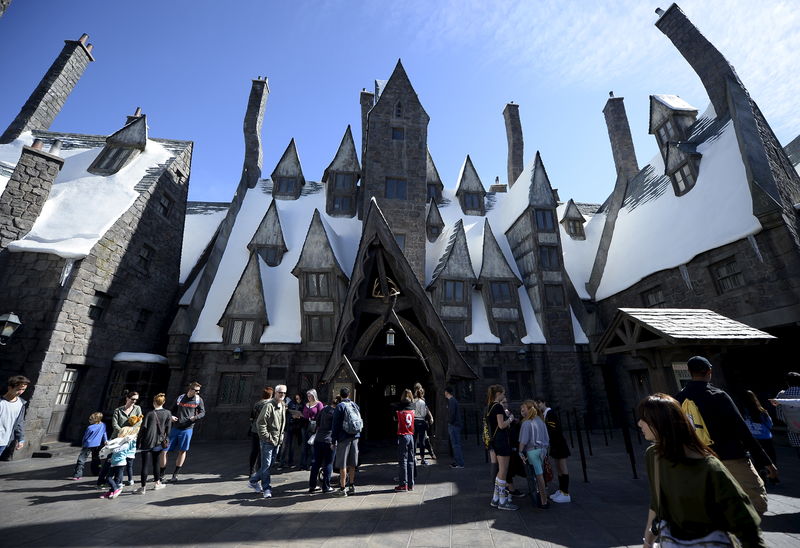 © Reuters. Convidados passeiam na Vila de Hogsmeade durante o tour de imprensa do parque temático "The Wizarding World of Harry Potter" no Universal Studios Hollywood, em Los Angeles