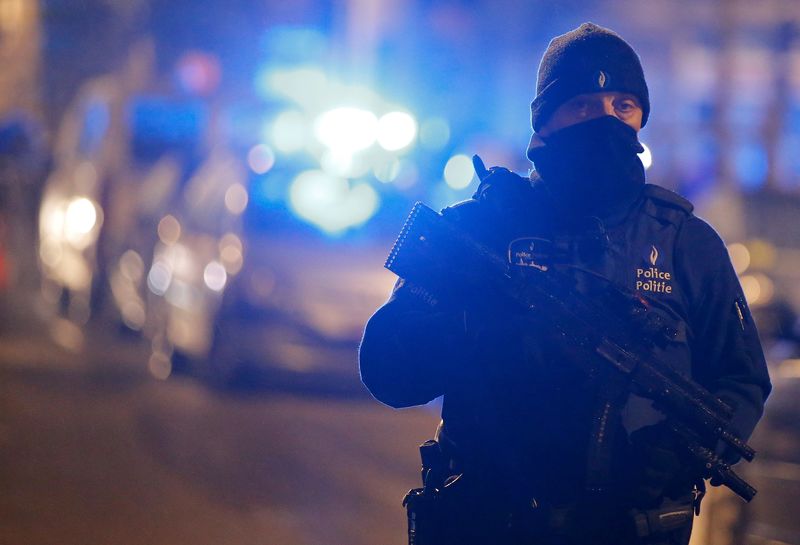 © Reuters. A masked Belgian police officer takes part in police operations in Schaerbeek