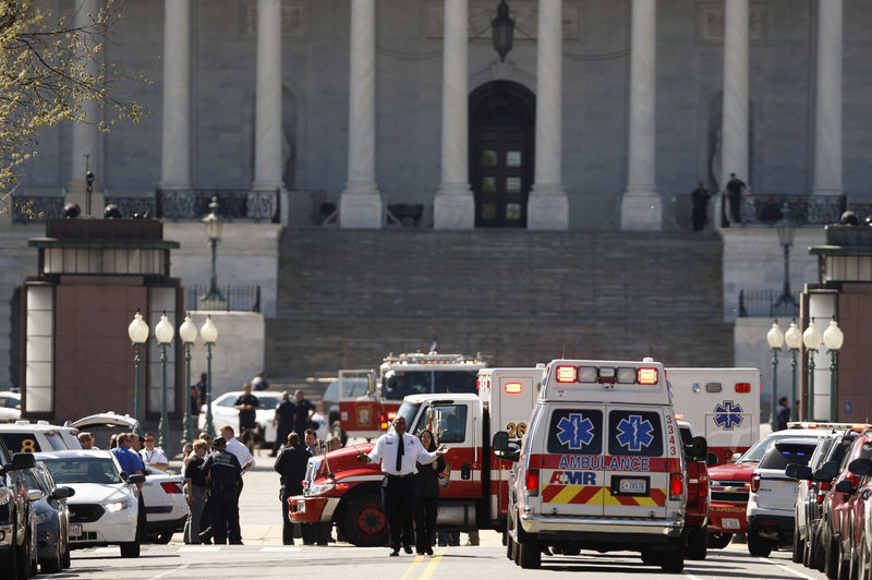 © Reuters. Ambulâncias se reúnem em frente ao complexo do Capitólio, nos Estados Unidos, após um tiroteio no Centro de Visitantes, em Washington