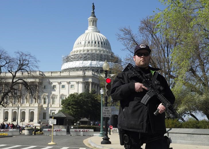 © Reuters. Policial faz segurança do Capitólio, em Washington