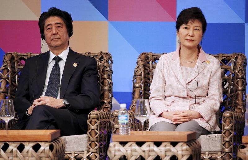 © Reuters. Japanese Prime Minister Shinzo Abe and South Korean President Park Geun-hye listen during the APEC Business Advisory Council (ABAC) dialogue at the Asia-Pacific Economic Cooperation (APEC) summit in Manila, Philippines