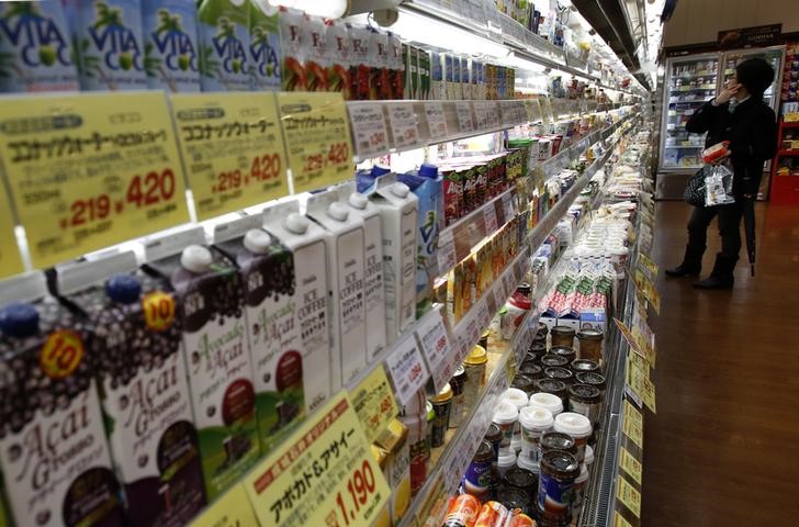 © Reuters. Shopper looks at items at a supermarket in Tokyo