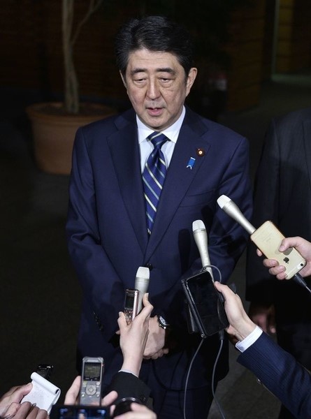 © Reuters. رئيس وزراء اليابان: سنمضي قدما في رفع ضريبة المبيعات ما لم تحدث صدمة شديدة