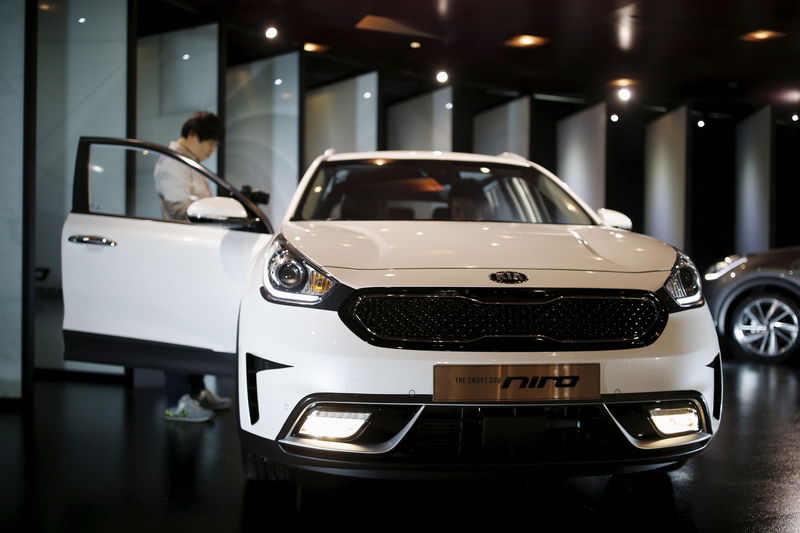 © Reuters. كيا موتورز تهدف لبيع 40 ألفا من سياراتها الرباعية الدفع نيرو هذا العام
