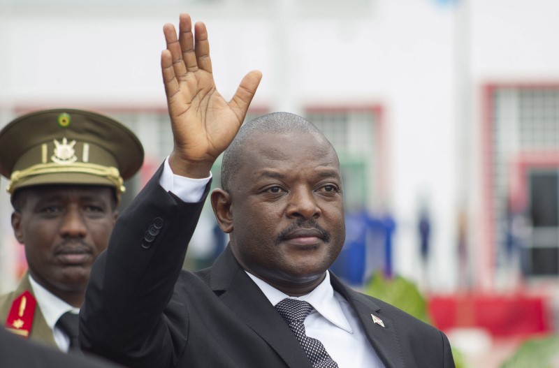 © Reuters. Burundi's President Nkurunziza bids farewell to his South African counterpart Zuma as he departs at the airport after an Africa Union-sponsored dialogue in an attempt to end months of violence in the capital Bujumbura