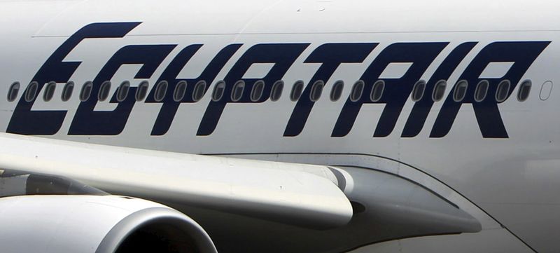 © Reuters. بيان: راكب هدد قائد طائرة مصر الطيران بأنه يرتدي حزاما ناسفا