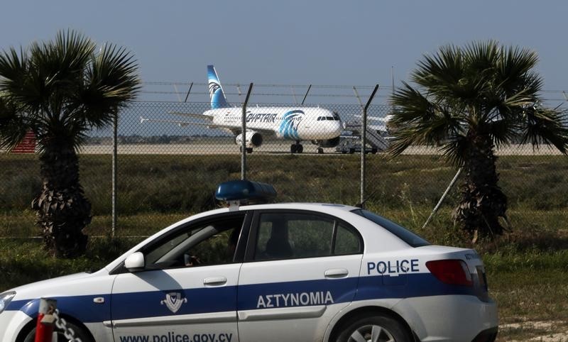 © Reuters. Secuestrador cargado de explosivos libera a la mayoría de pasajeros de avión de Egyptair