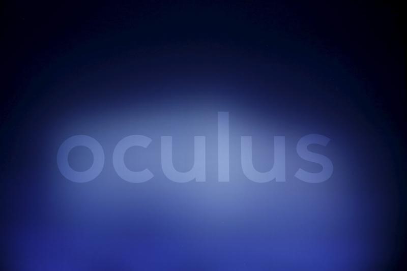 © Reuters. أوكيلوس التابعة لفيسبوك تبدأ شحن نظاراتها للعالم الافتراضي