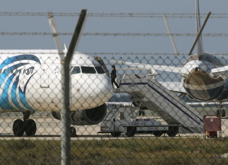 © Reuters. La mayoría de los pasajeros del avión de EgyptAir liberados