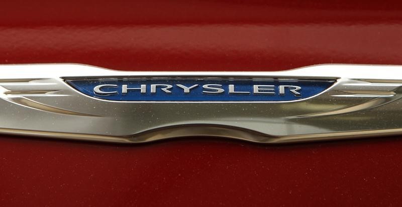 © Reuters. A Chrysler badge is pictured on a new car at a dealership in Vienna, Virginia