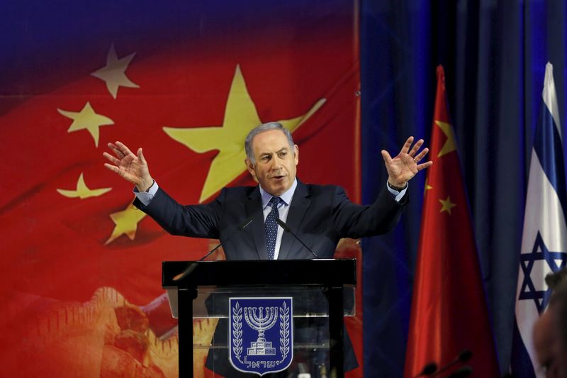 © Reuters. Israeli Prime Minister Netanyahu gestures as he speaks during a joint news conference with Chinese Vice Premier Liu Yandong in Jerusalem