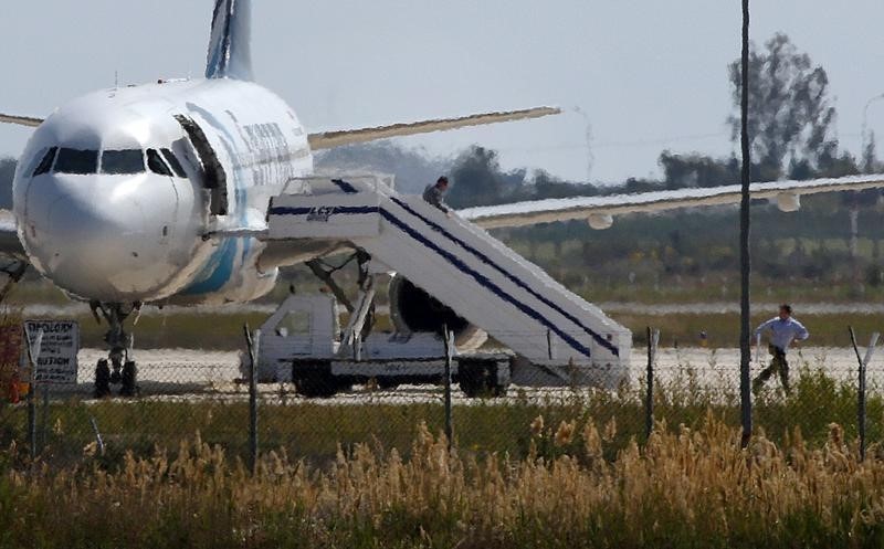 © Reuters. El secuestrador del avión egipcio se entrega a las autoridades en Chipre