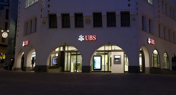 © Reuters. A branch of Swiss bank UBS is seen in St. Moritz