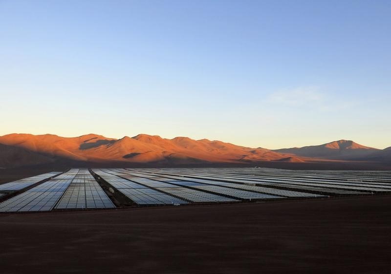 © Reuters. Solar panels of local mining company CAP are seen in the Atacama Desert