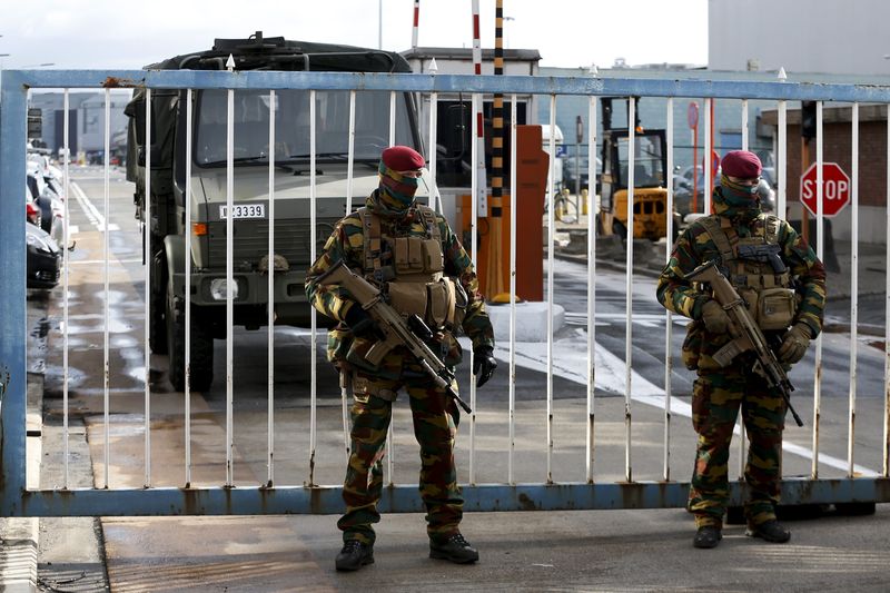 © Reuters. Soldados belgas em uma das entradas do aeroporto de Zaventem, em Bruxelas