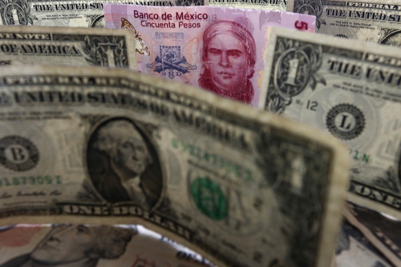 © Reuters. A picture illustration shows Mexican pesos and U.S. dollars banknotes in Mexico City