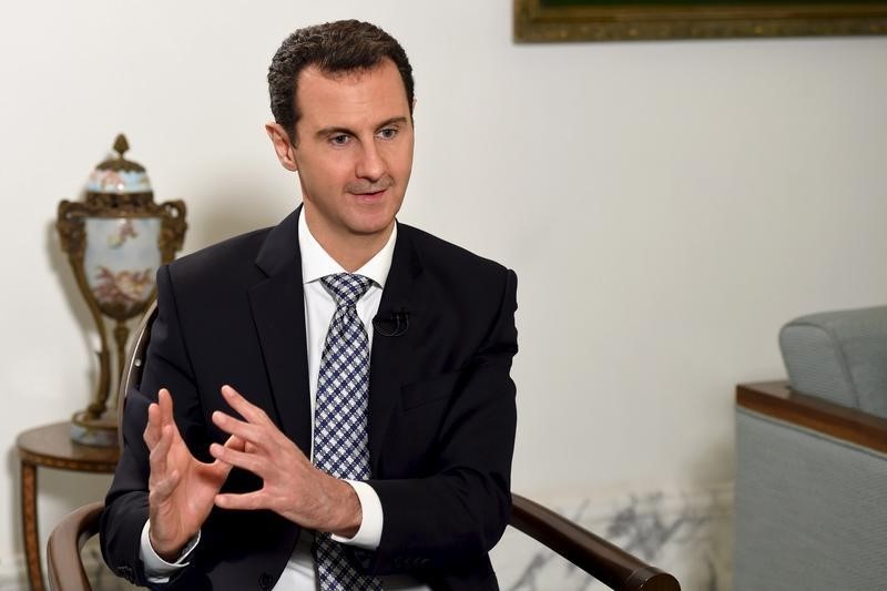 © Reuters. Syria's President Bashar al-Assad speaks during an interview with Spanish newspaper El Pais in Damascus