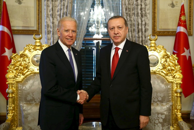 © Reuters. Turkish President Erdogan meets with U.S. Vice President Biden in Istanbul