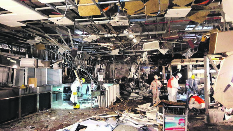 © Reuters. Damage seen inside the departure terminal following the March 22, 2016 bombing at Zaventem Airport, in these photos made available to Reuters by the Belgian newspaper Het Nieuwsblad