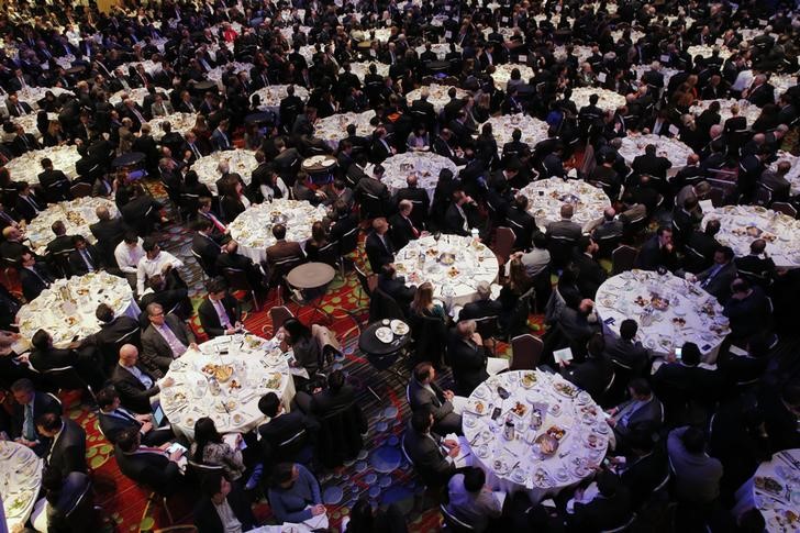 © Reuters. Members of the Economic Club of New York wait at their tables to hear U.S. Federal Reserve chair Yellen speak in New York 